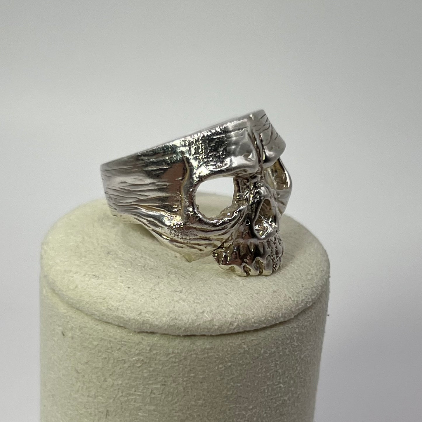 Skull ring